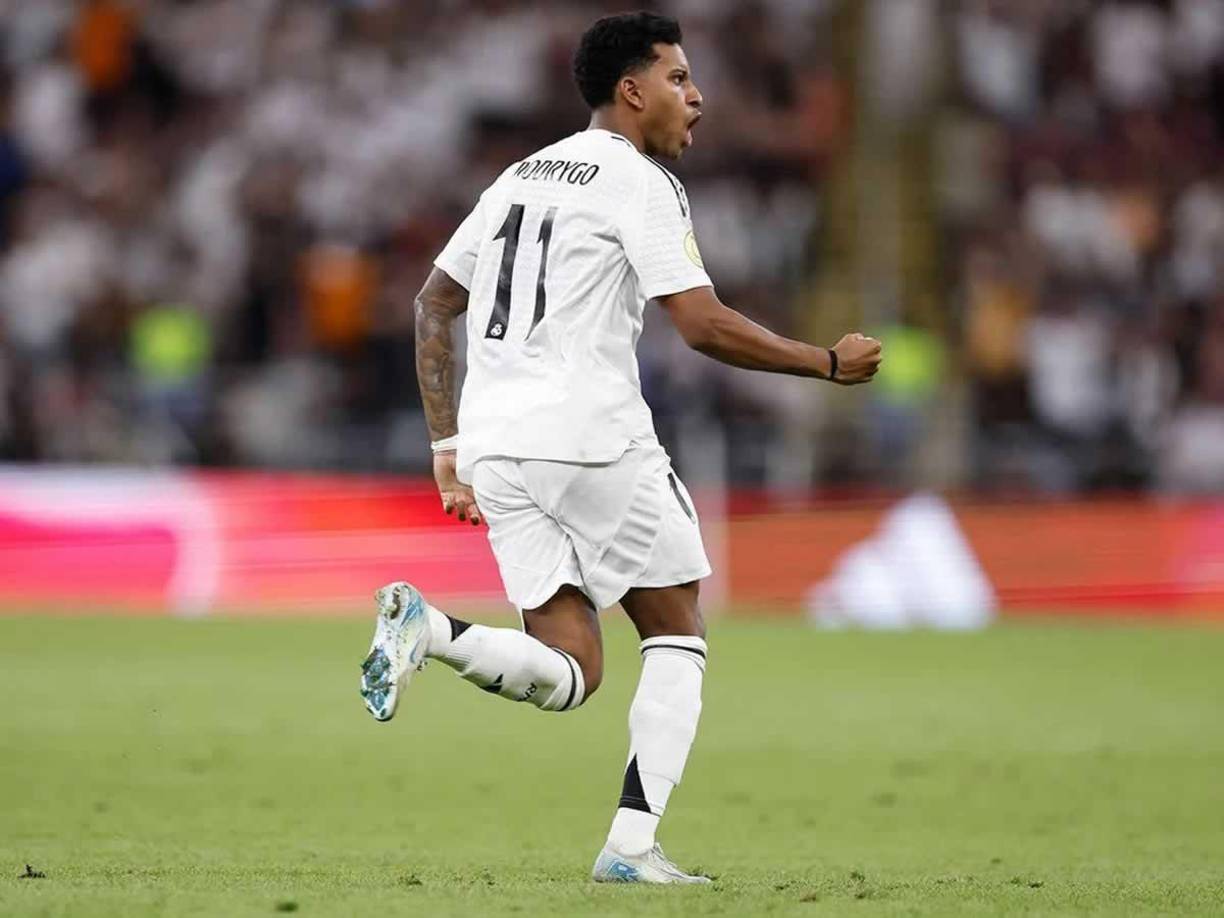 Rodrygo celebrando su golazo, que de poco le sirvió al Real Madrid.