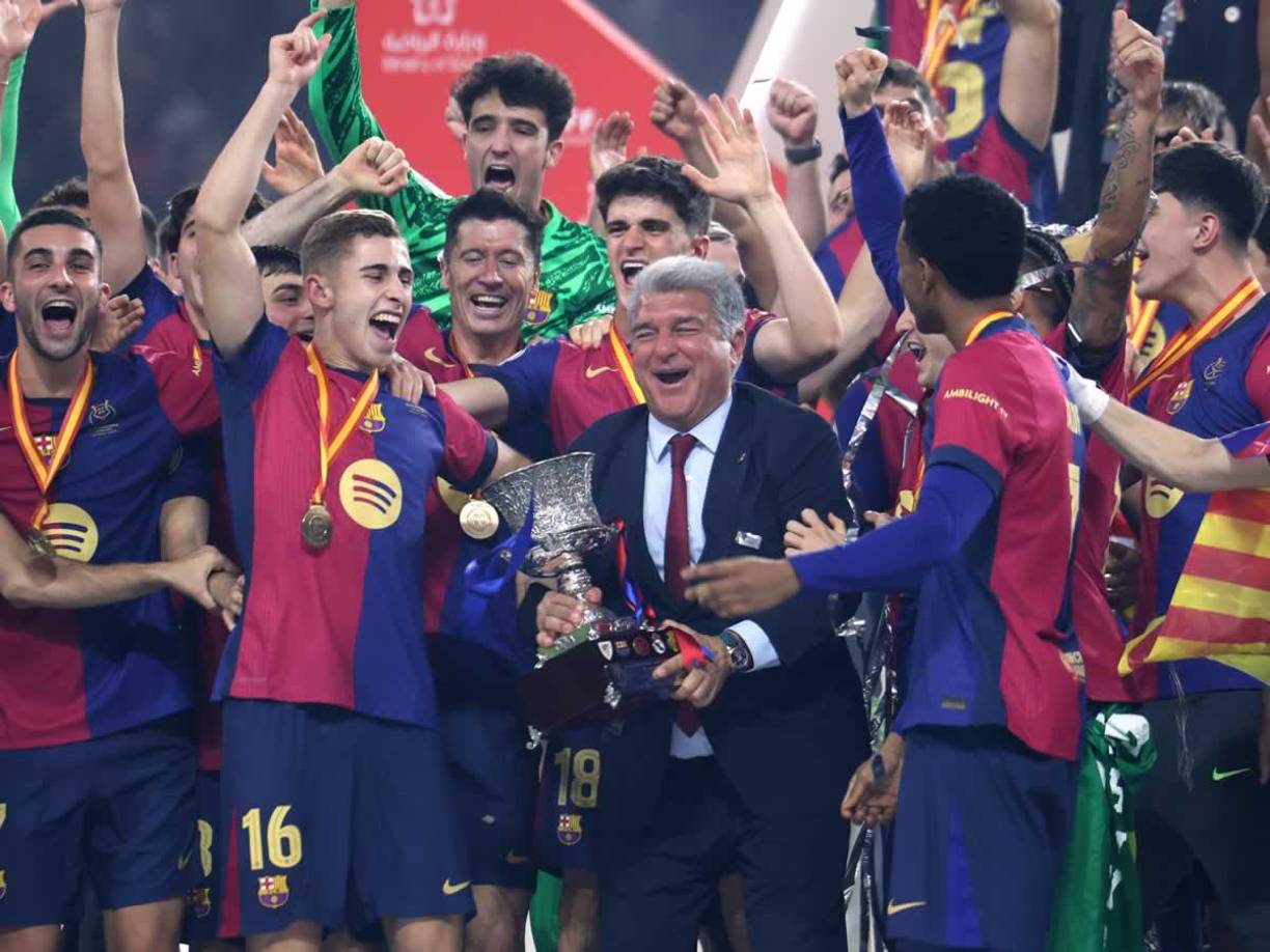 Joan Laporta, presidente del Barcelona, fue parte de los festejos y se animó a levantar el trofeo de campeón de la Supercopa de España.