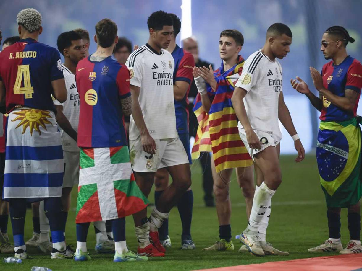 Mbappé y Bellingham pasando, cabizbajos, por el pasillo de los jugadores del Barcelona que además aplaudieron a sus rivales.