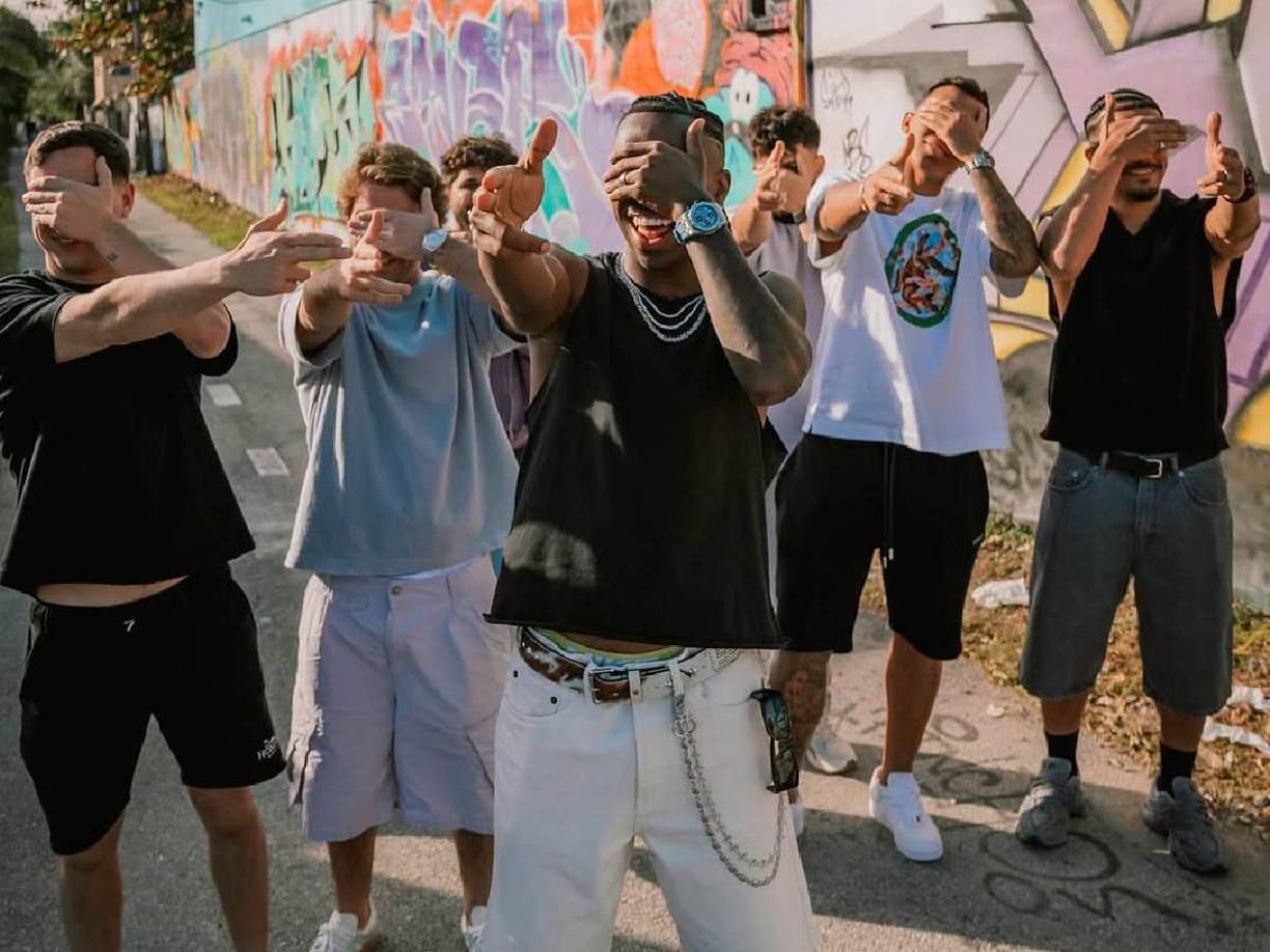 Vinicius subió esta imagen en la ciudad de Florida haciendo su ya famosa celebración con un grupo de amigos.