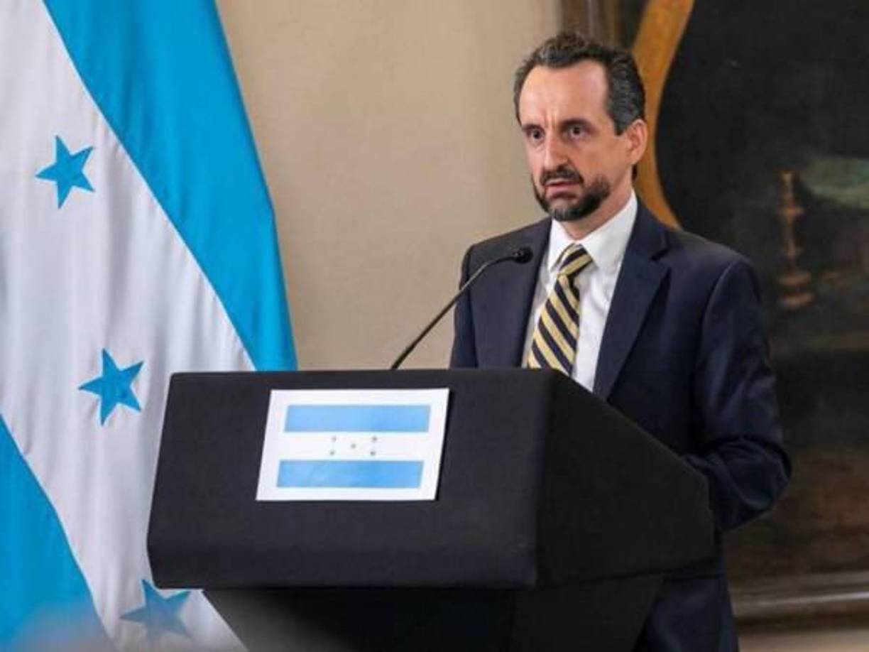 “Vamos a trabajar de la mano de las bases, no alrededor de las cúpulas”, afirmó, destacando la importancia de construir un proyecto inclusivo que refleje la diversidad de pensamientos y corrientes dentro de Libre.