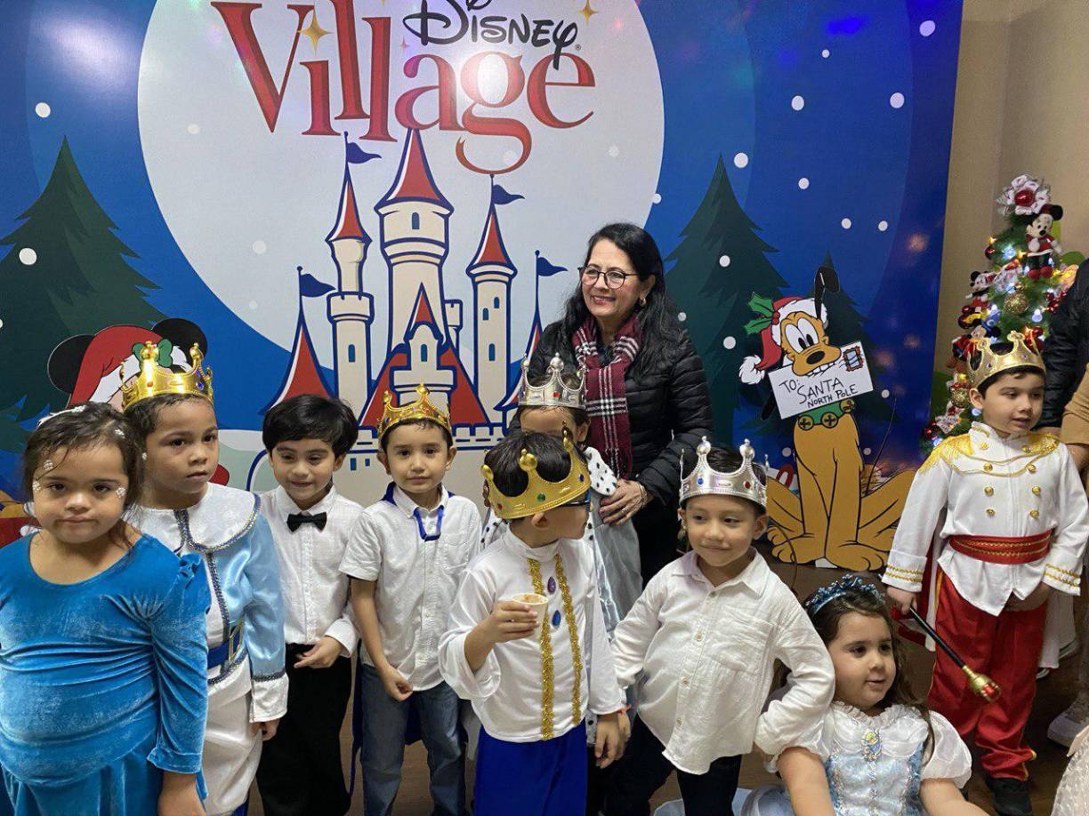 Preparatoria junto al jurado, la licenciada Rosibel Fuentes.