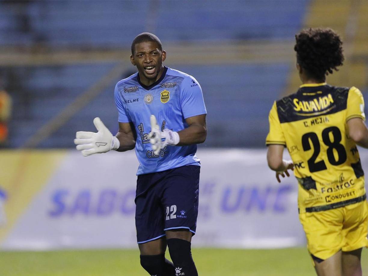 Buba López se vio desesperado por el pobre accionar de sus compañeros del Real España. 