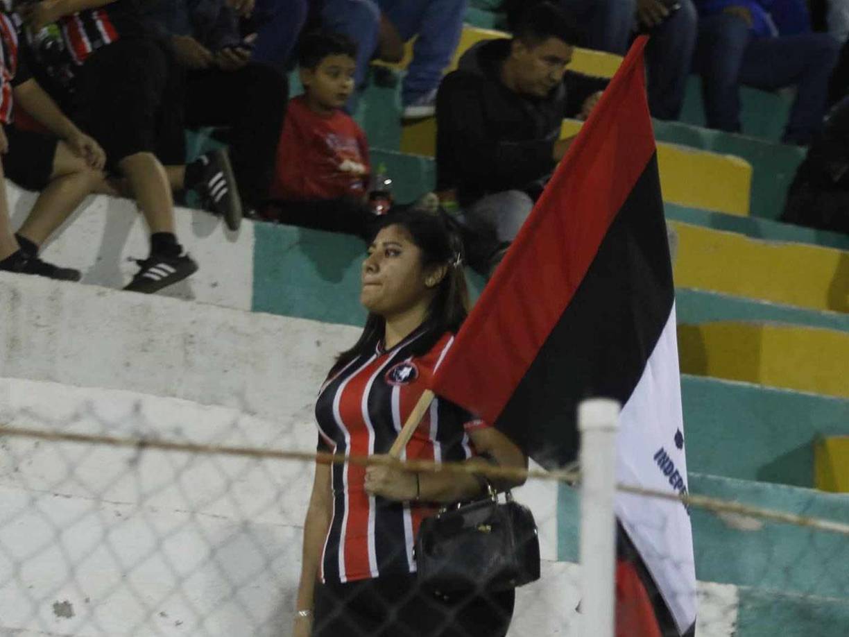 Ella llegó bien identificada: Lució la camiseta y una bandera del Independiente de Siguatepeque. 