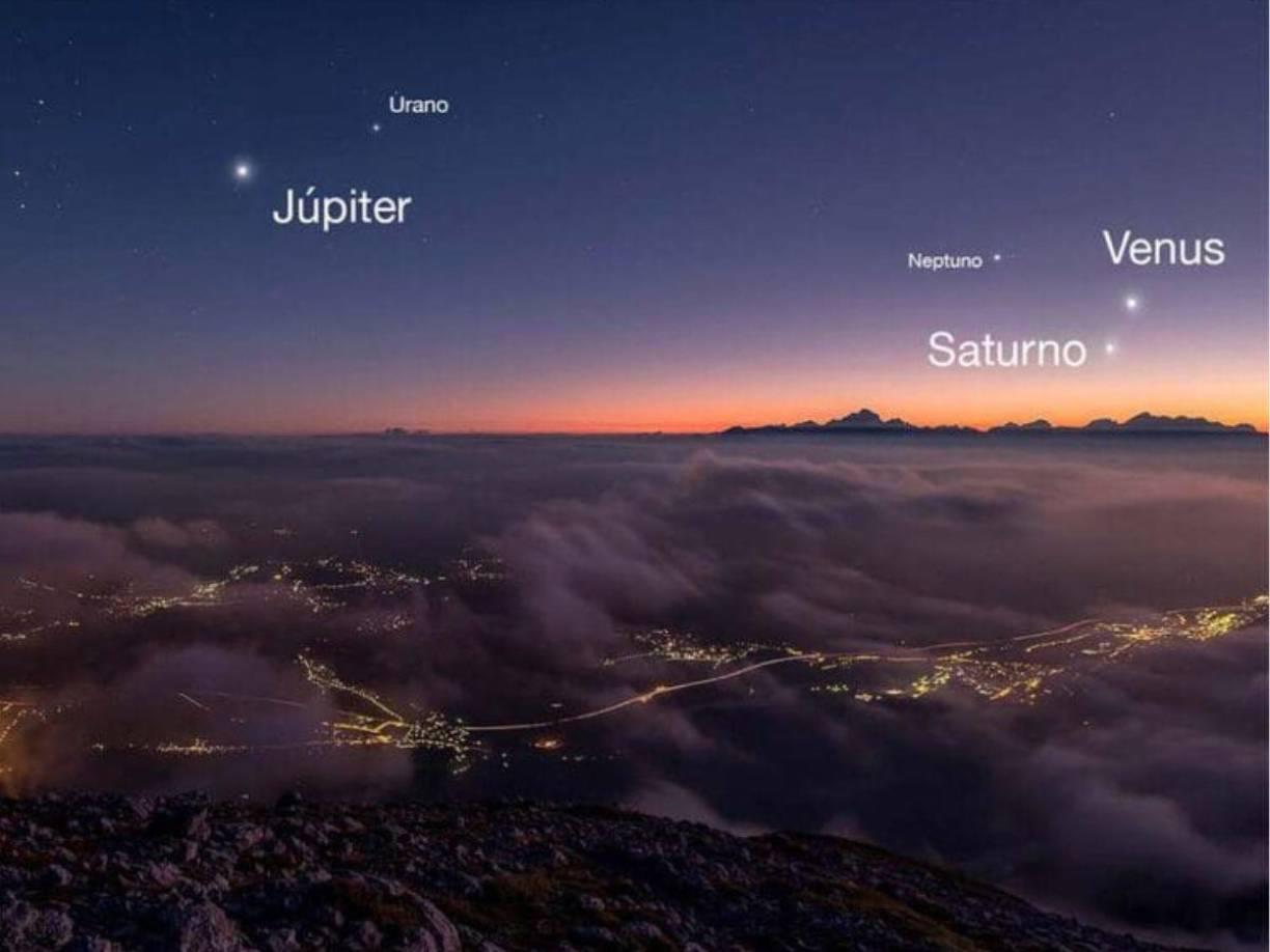 Un increíble “desfile planetario” fue presenciado ayer por muchos amantes de los cielos en diferentes partes del mundo.