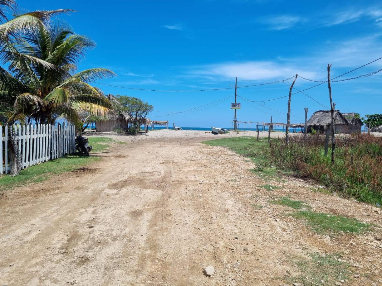 La playa de aldea La Rosita en Esparta donde Carlos Arnoldo Lobo creció como pescador. El sitio es de difícil acceso por una calle de tierra y a unos 30 kilómetros de la carretera CA-13, lo que le permitió al Negro Lobo operar el narcotráfico sin problemas. 