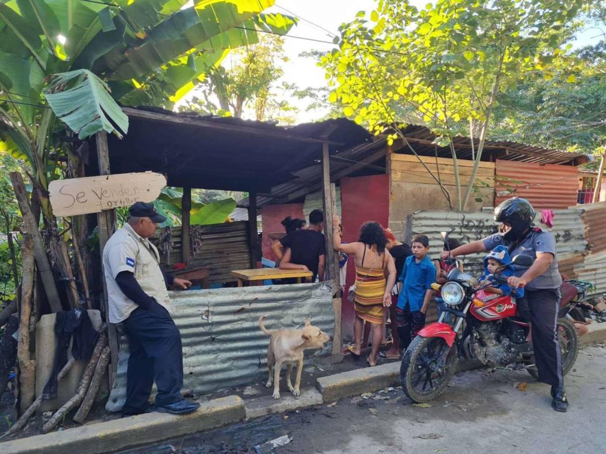 La menor fue velada en la humilde vivienda de la familia, hasta donde llegaron personas conocidas para acompañar a los dolientes, principalmente a la madre, quien no paraba de llorar por la muerte de su pequeña hijita de tan solo 18 meses de edad.