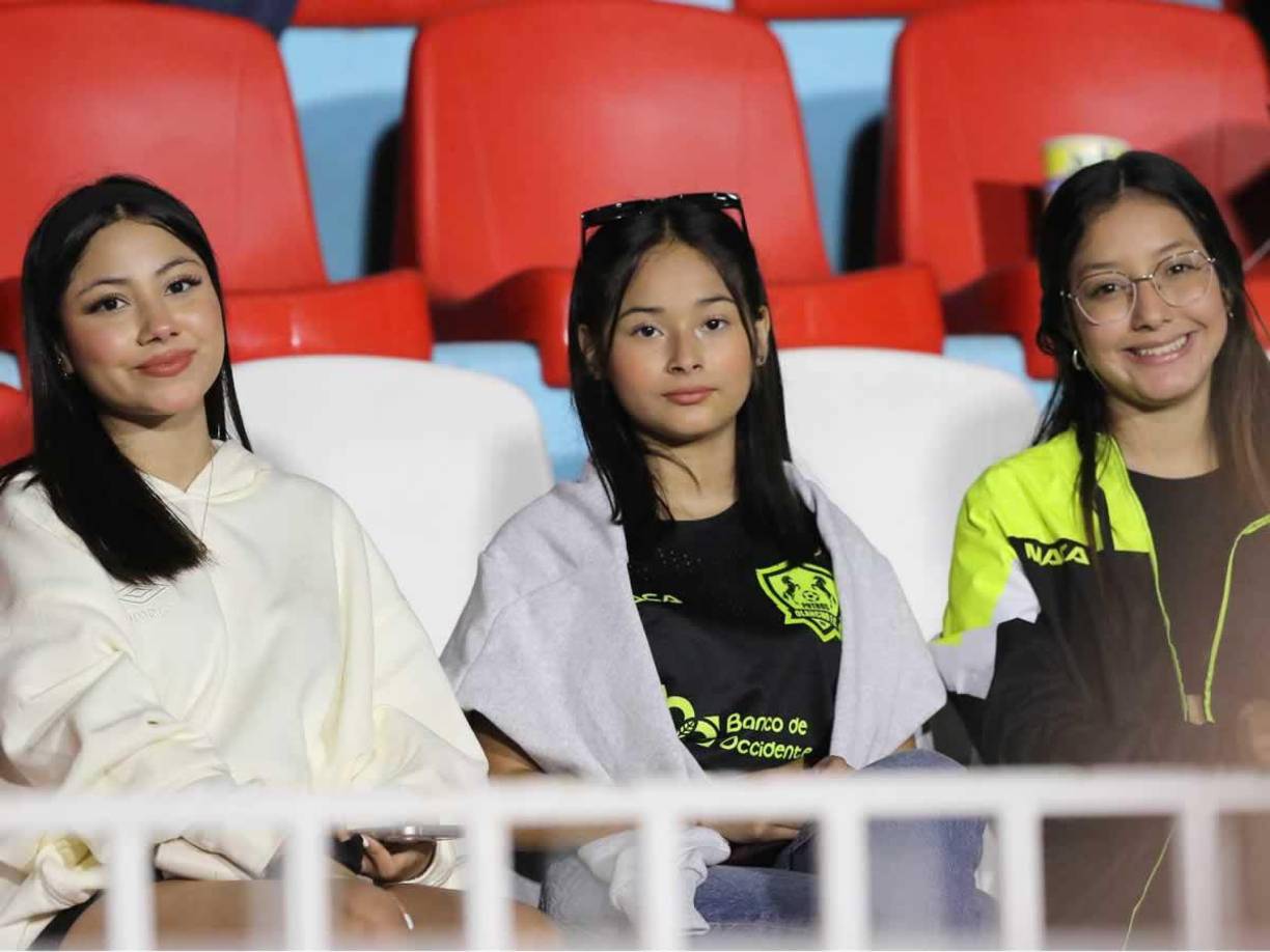 Bellas aficionadas de los Potros del Olancho FC en el sector de silla del estadio Nacional Chelato Uclés.
