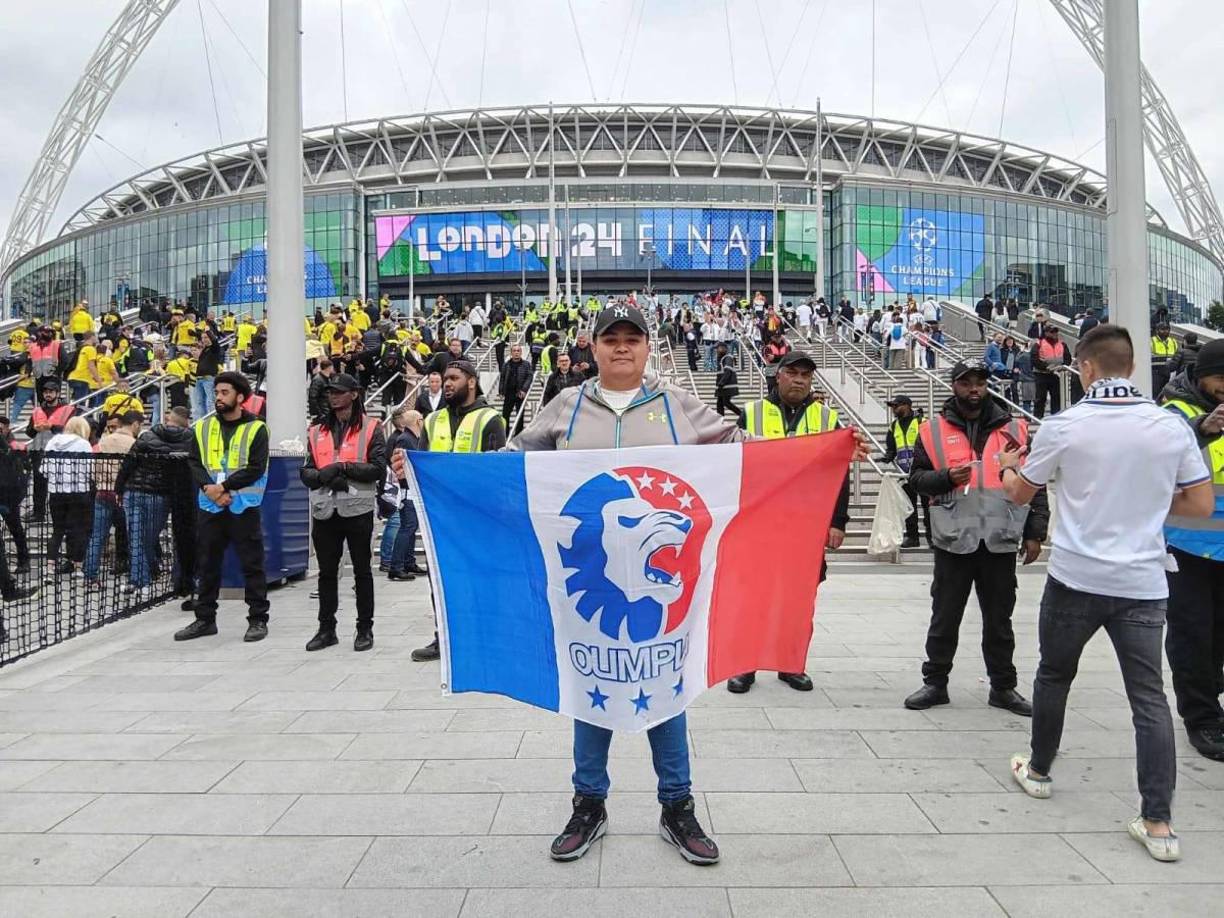 El aficionado hondureño se encuentra en tierras inglesas luciendo la bandera del equipo más ganador de Honduras.