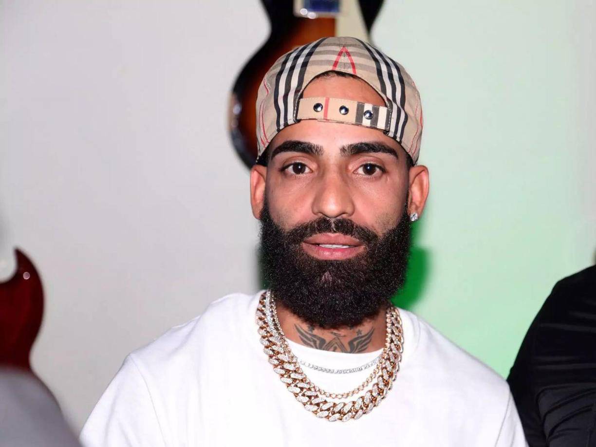 El emblemático reguetonero puertorriqueño, Arcángel, ha decidido retomar su clásica tradición de Feliz Navidad, lanzando la octava entrega de esta saga, que en esta ocasión lleva consigo una carga particularmente explosiva dirigida a su compatriota Anuel AA.