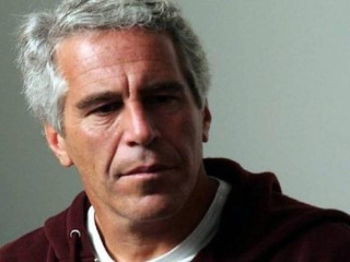 Recordemos que Jeffrey Epstein apareció muerto en agosto de 2019, acusado de nuevo por delitos sexuales, en una cárcel de alta seguridad en Estados Unidos.