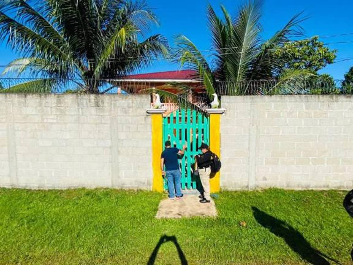 Pero el periplo de Elvir Aguilar hacia Colombia tiene origen en su vida en Honduras. En el país, describe el informe, sufrió un atentado criminal que lo tuvo al borde de la muerte, presuntamente proferido por enemigos del narcotráfico en el marco de la encarnizada lucha por apoderarse de la estratégica región epicentro del tráfico de drogas.