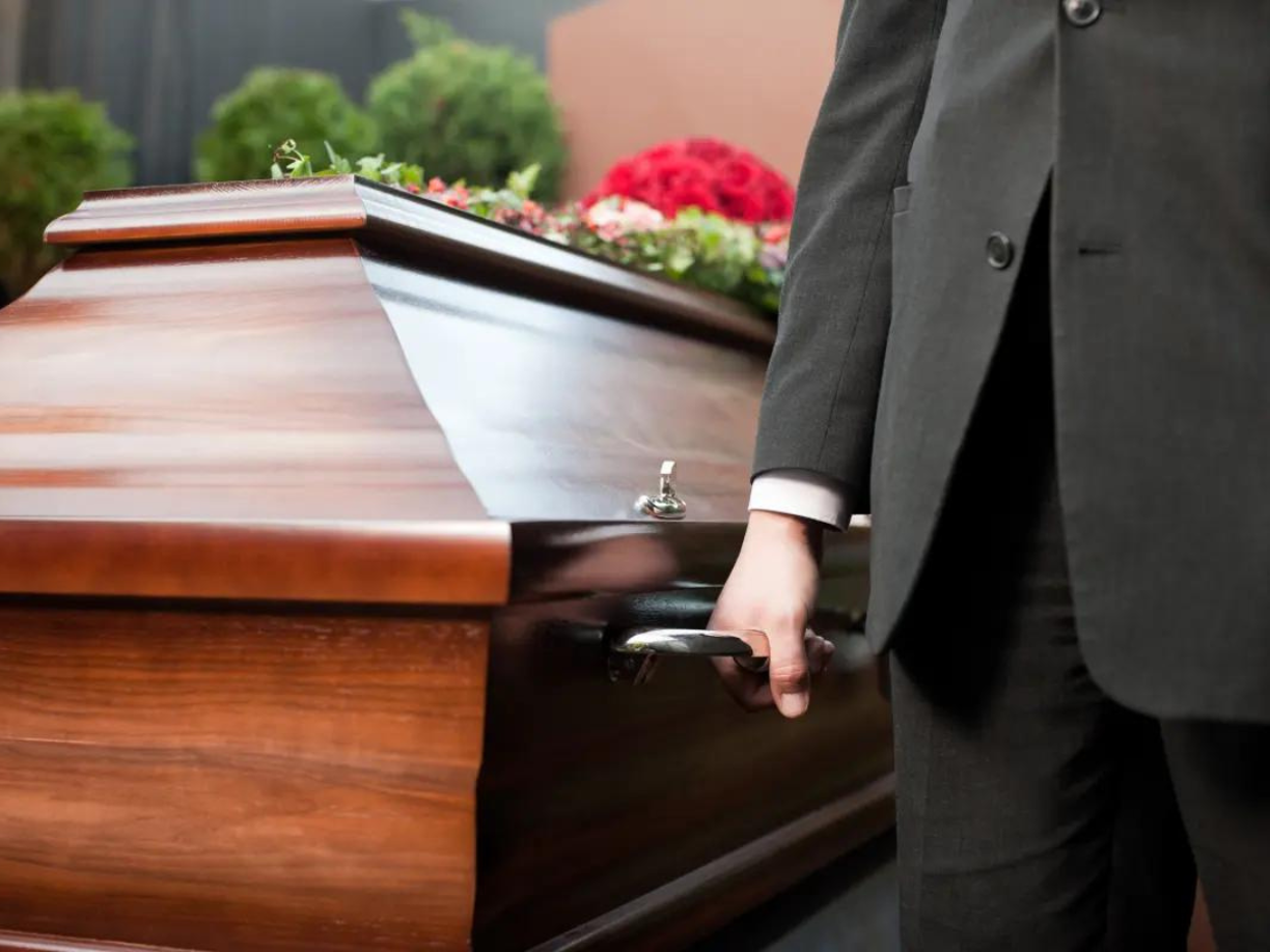 4. Pagar derecho a constancia de inhumación.