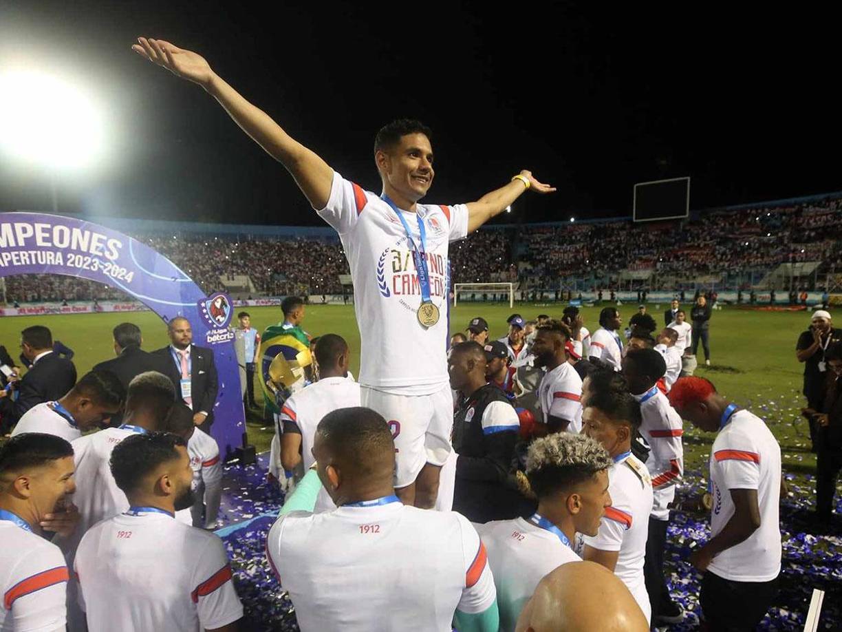 “Hoy si no puedo aguantar más, es un momento único e irrepetible, espero que mi familia tengan un momento de atención y de alegría. Mi abuelo siempre me miraba, nunca se perdía un partido del Olimpia, por cosas de la vida no lo pude ver como quise pero él está en el cielo orgulloso de esto. No puedo evitar sentir ese nudo en la garganta y yo represento a mi familia”, señaló Carlos Pineda.