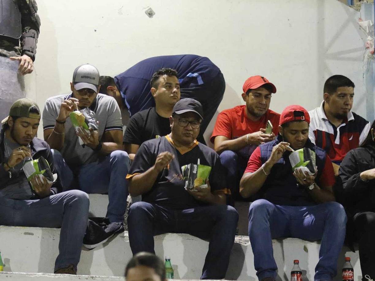 Hubo tiempo para comer antes del pitazo inicial. 
