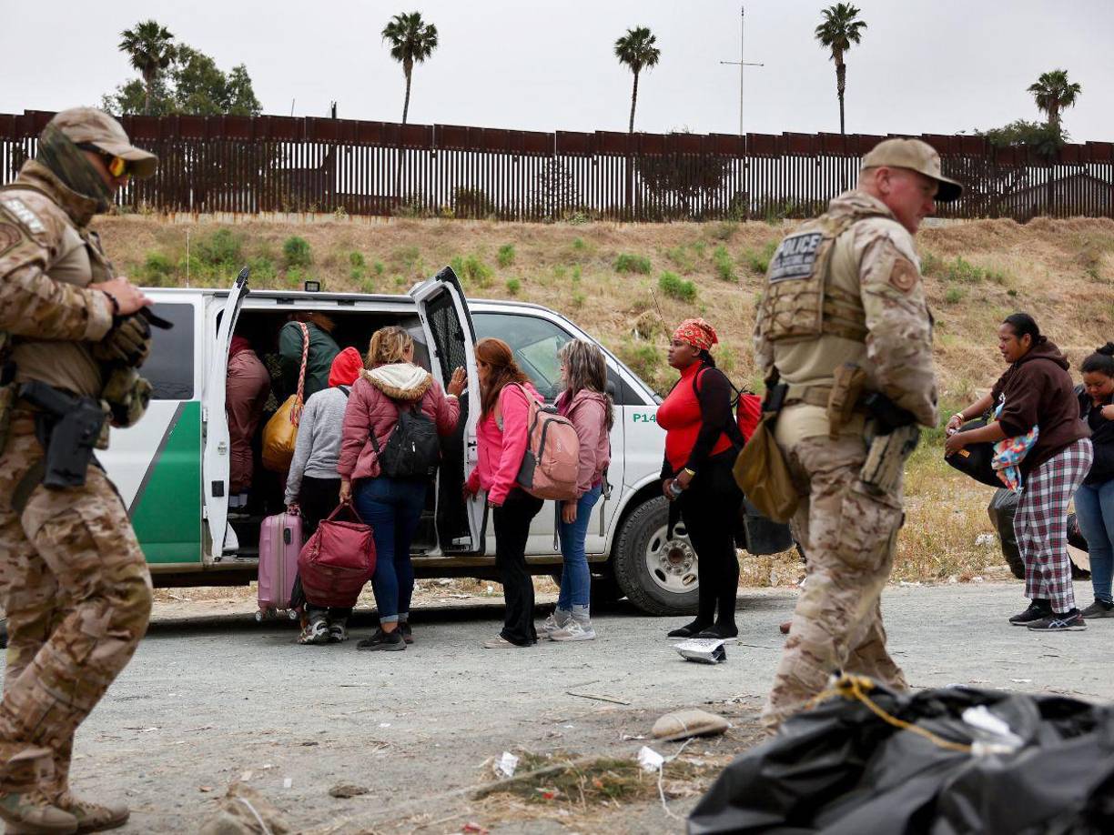 La pareja también criticó las condiciones sanitarias de la estación migratoria, en un momento en que se ha reportado que estos centros están operando por encima de sus capacidades tras la llegada de más inmigrantes de los que pueden acoger. 