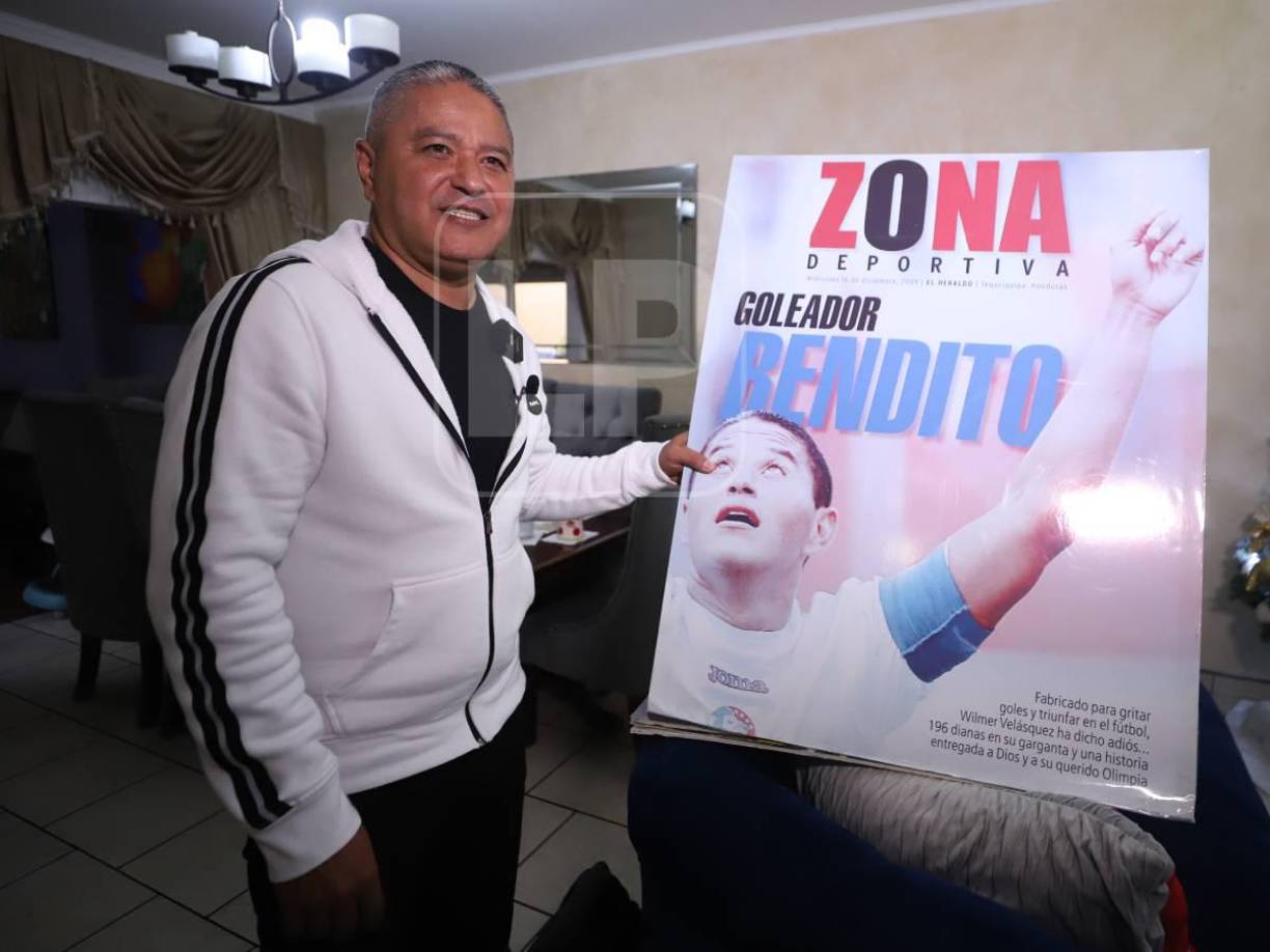 Wilmer con una de las portadas de El Heraldo sobre su etapa como jugador.