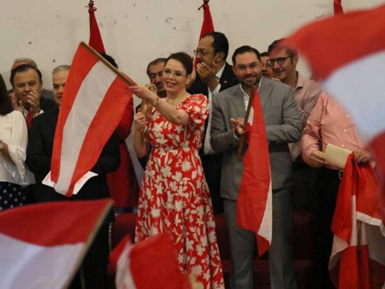 Beatriz Valle, tras su regreso a Honduras, fue juramentada como miembro del Partido Liberal tras una larga carrera política con el oficialista partido Libertad y Refundación (Libre), que dirige el expresidente Manuel Zelaya. 