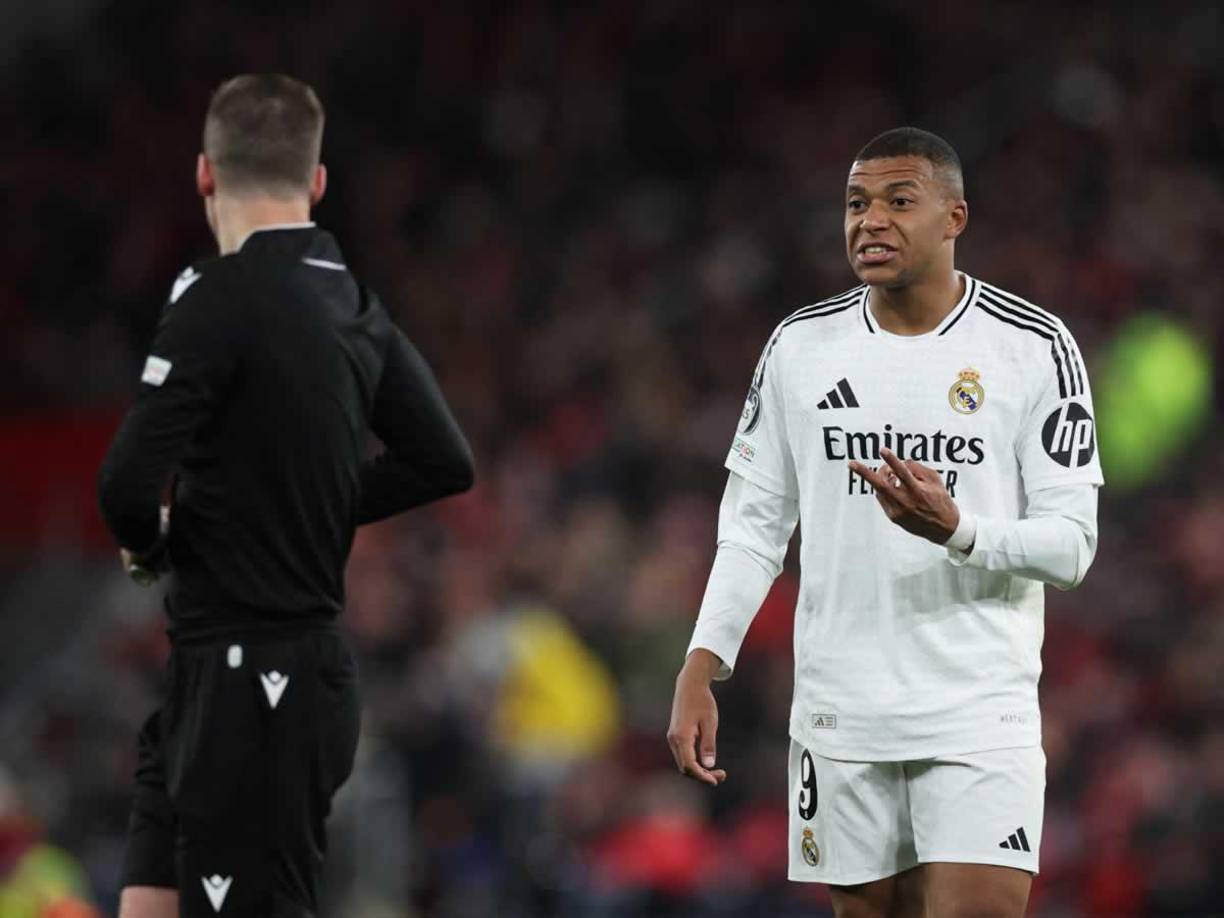 Kylian Mbappé discutiendo con el árbitro del partido tras una falta que recibió.