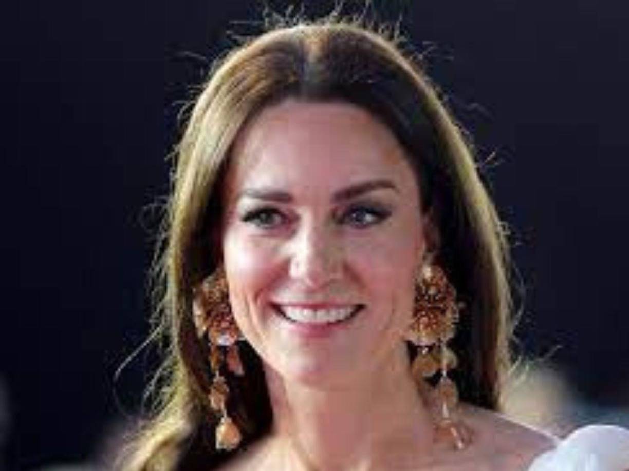 Esto se suma a las supuestas declaraciones privadas de Kate Middleton, quien comentó en una florería que no esperaba que su esposo le regalara flores por el 14 de febrero, pues nunca lo ha hecho.