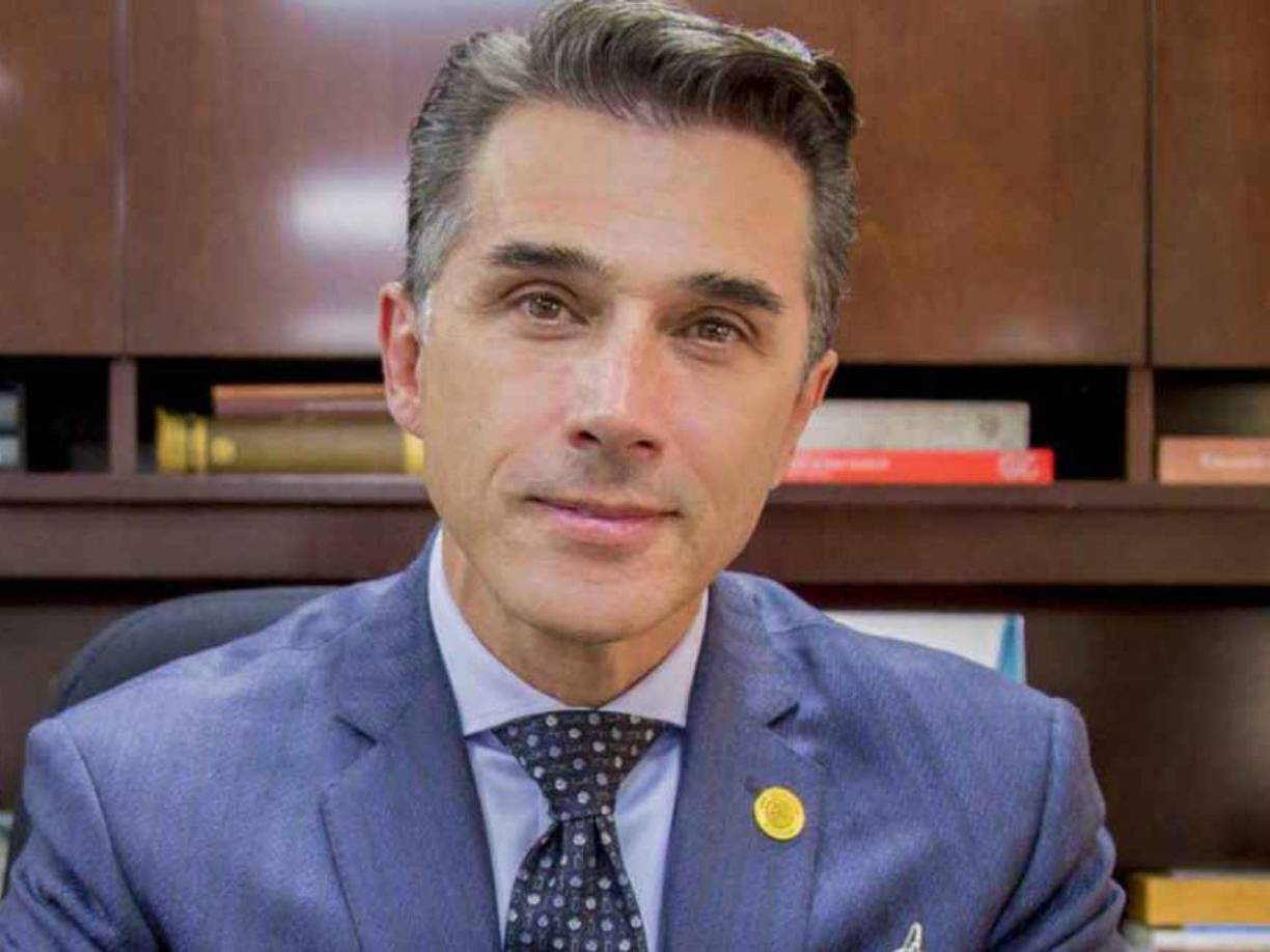 Sergio Mayer de 57 años de edad- es una de las polémicas celebridades que entró en La casa de los famosos México.