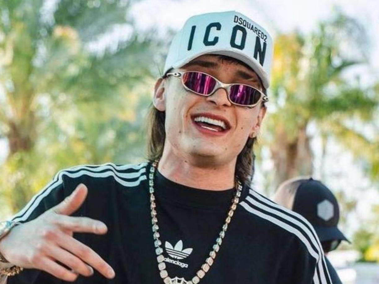 “Esto va para ti, Peso Pluma. Abstente de presentarte el día 14 octubre porque será tu última presentación por irrespetuoso y lengua suelta, te presentas y te vamos a partir tu madr*”, se lee en una manta firmada con las siglas CJNG, en referencia a la organización liderada por Nemesio Oseguera Cervantes, alias “El Mencho”.