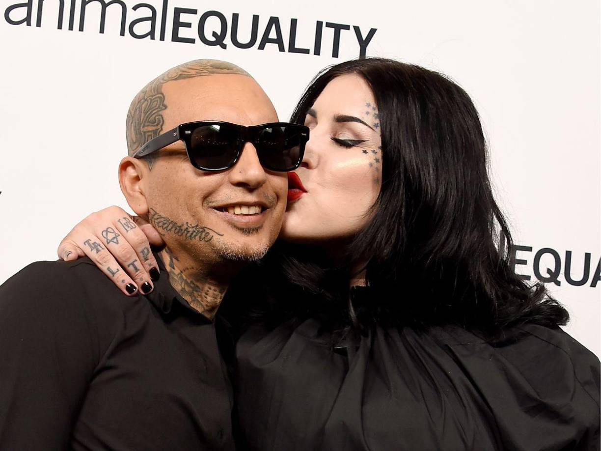 Asimismo, medios reportan que se mudó de Estados Unidos a un pueblo tranquilo en India, donde cree que algún día su hijo pueda crecer y jugar tranquilo, así como el sitio donde pueda retirarse con su esposo.