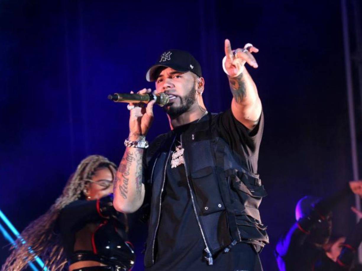 Anuel AA tuvo que ser sometido a una cirugía el sábado 7 de octubre debido a un episodio de apendicitis. El cantante puertorriqueño experimentó complicaciones relacionadas con esta afección y fue trasladado de manera urgente al hospital para recibir atención médica. La cirugía fue necesaria para tratar la apendicitis y asegurar su recuperación.