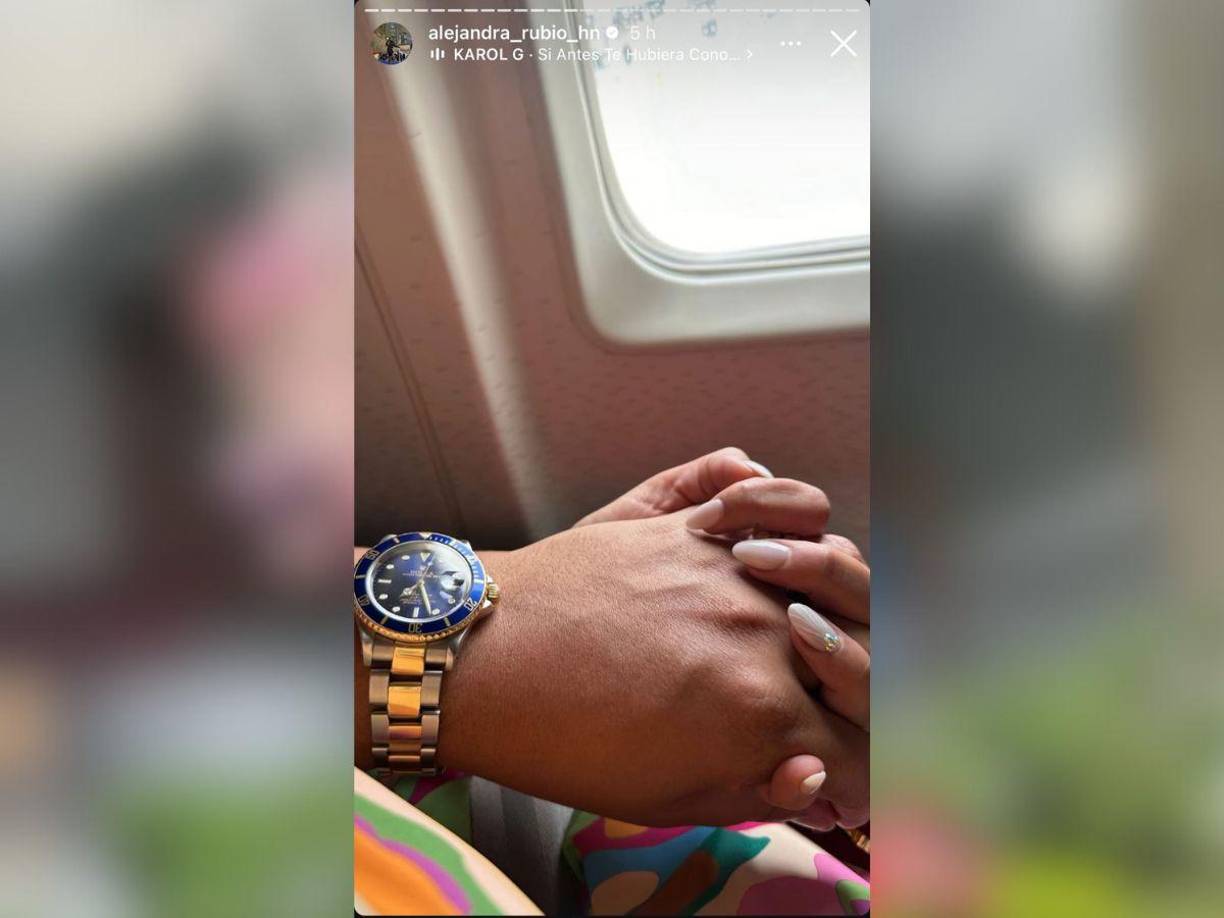 Asimismo compartió esta fotografía donde está tomando la mano de su enamorado. 