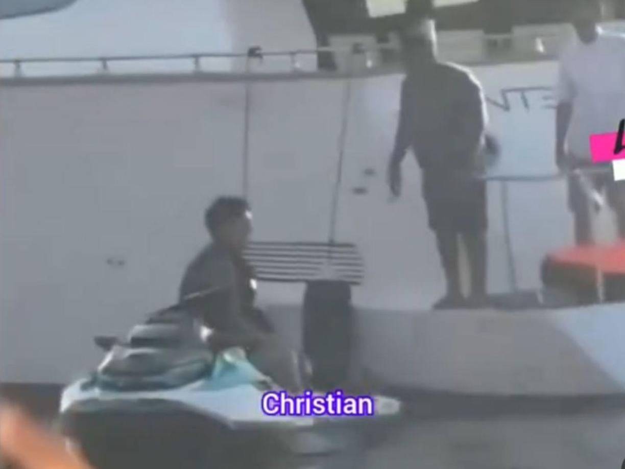 Resulta que la luna de miel fue interrumpida por un grupo de turistas y en el video viral, una joven reconoce al cantante mientras él se está divirtiendo en la moto acuática. Aunque los turistas no tenían claro si se trataba de Nodal, trataban de acercarse para comprobarlo. Tras confirmar su identidad, la mujer decide llamarlo por su nombre, a pesar de las sugerencias de sus acompañantes de no hacerlo.