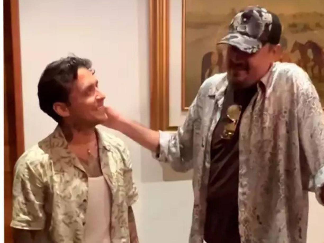 El clip ocurrió la semana pasada tras bambalinas del concierto que ofreció el patriarca de la dinastía Aguilar en Colombia. Allí se ve a Nodal saludar a Pepe, quien hace un gesto de susto y le responde: “Ay, güey, pinche altura”, en tono sarcástico.