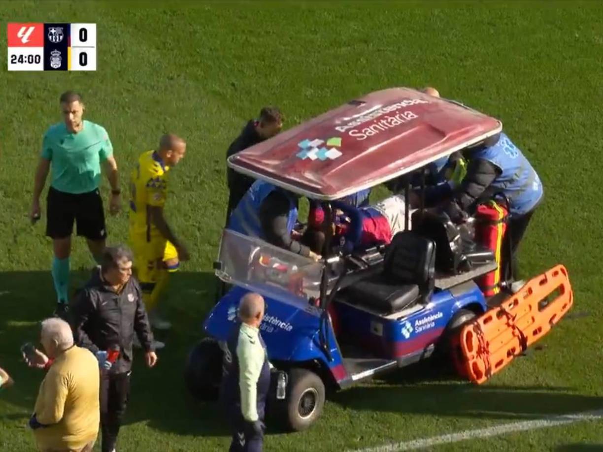 Y es que, el defensa del Barcelona Alejandro Balde tuvo que abandonar el terreno de juego en camilla a los 26 minutos del partido.