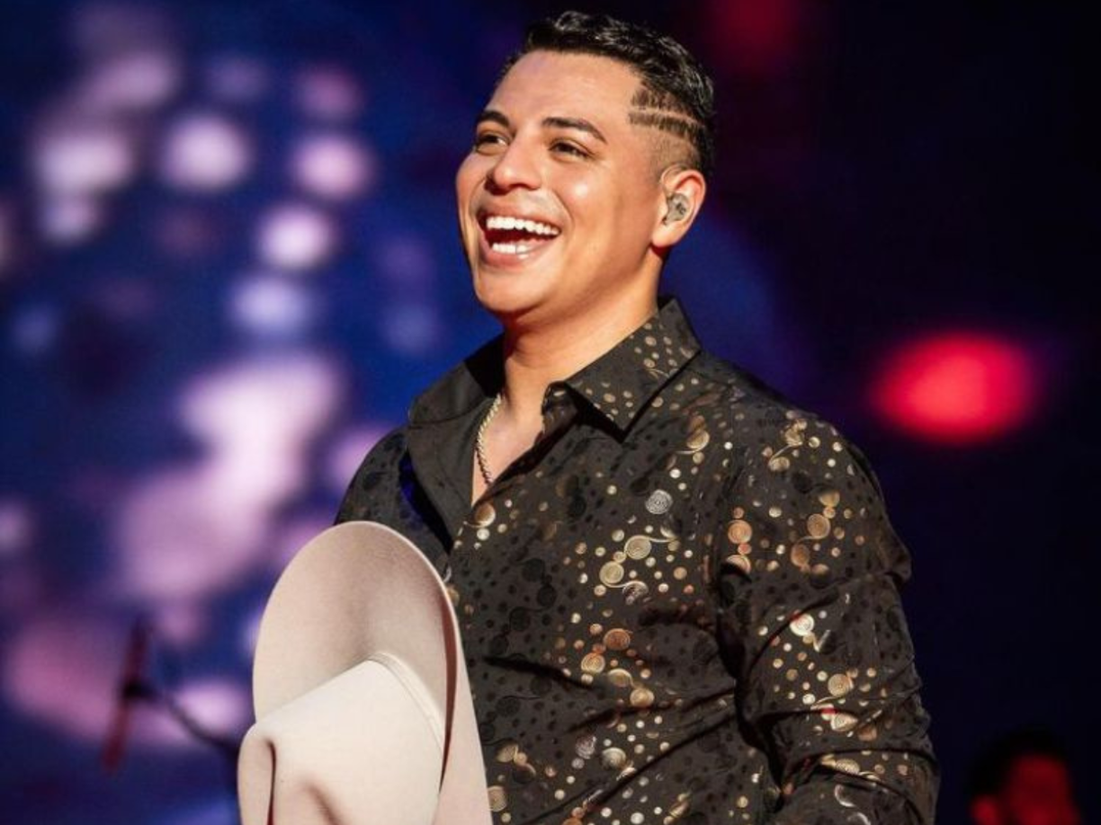 Eduin Caz - vocalista de Grupo Firme, y quien se encontraba en la cima de su carrera, decidió dejarlo todo y abandonar su carrera para enfocar toda su atención a sus hijos y recuperar su familia. Caz tomó está decisión tras estar sumergido en varios escándalos de infidelidad y una polémica separación de su esposa. Hasta el momento, el cantante no ha dado mayores detalles sobre su destino; sin embargo, hace unos días lanzó cuatro nuevas canciones.