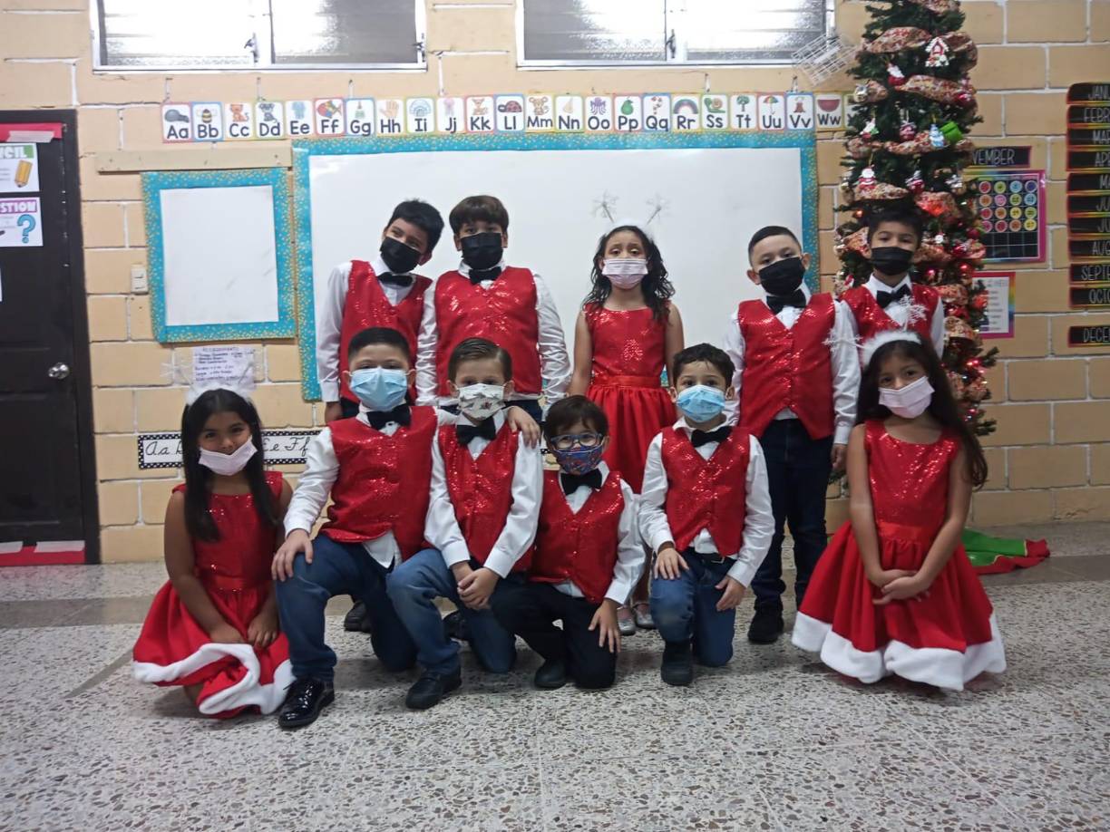 Los alumnos de primer grado: Matías Aguilar, Moisés Reyes, Clara Landaverde, Carlos Rivera y André Amaya, Shayla Rujana, Sebastián Landaverde, Alonso Valenzuela, Enrique Lardizabal, Thiago Guevara y Esther Hernández.