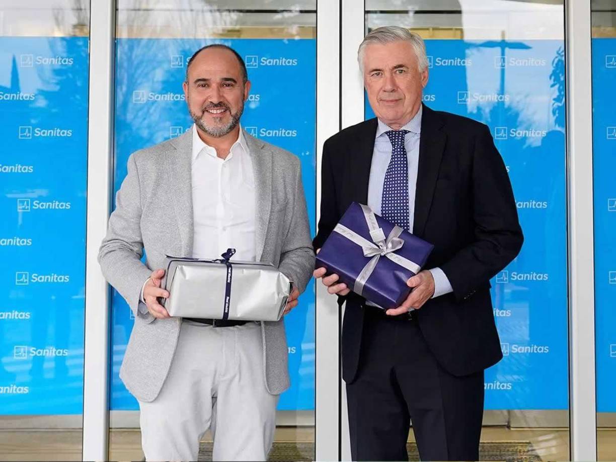Carlo Ancelotti y Chus Mateo, entrenador del equipo de baloncesto del Real Madrid, visitaron el Hospital Universitario Sanitas La Zarzuela.