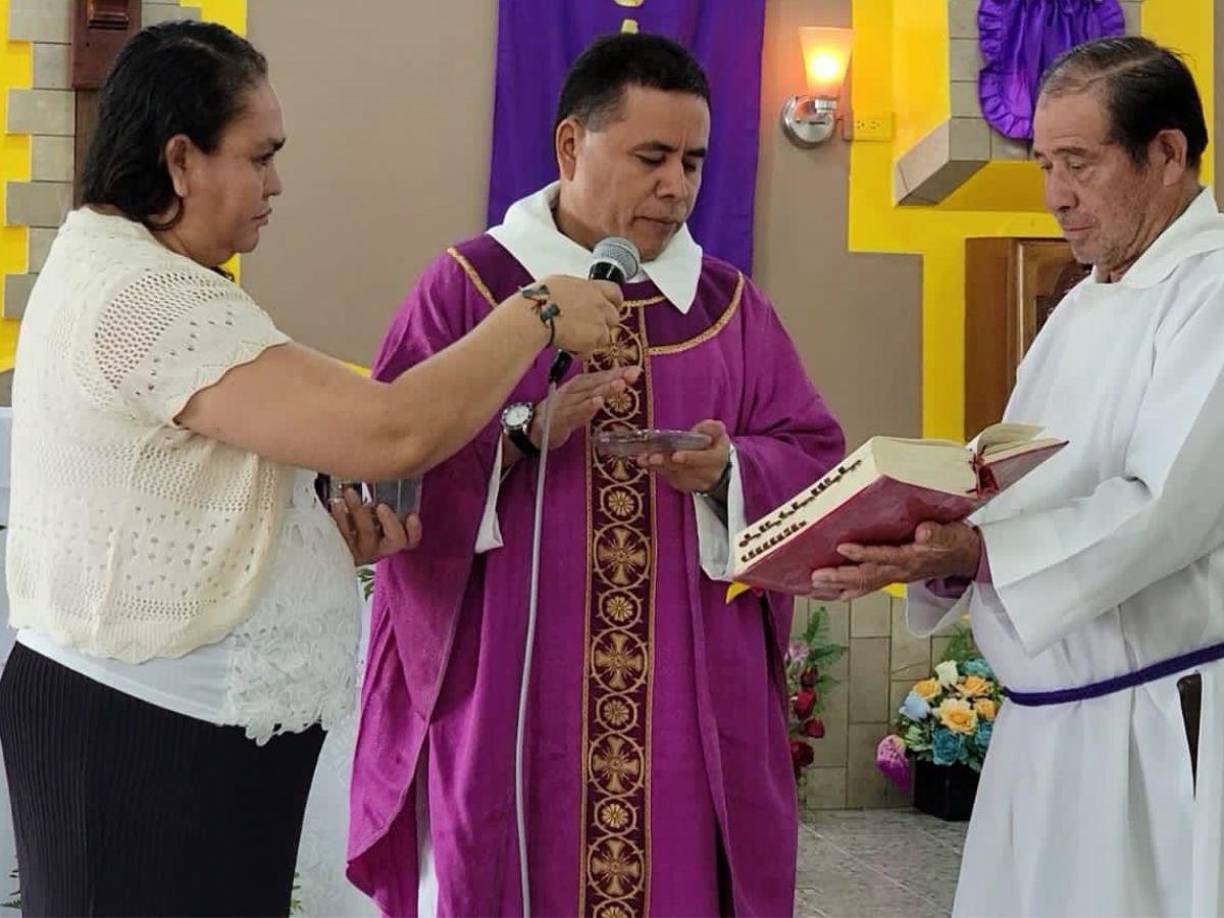 Según el catolicismo, la bendición sacramental de <b>las cenizas</b> solo puede realizarse <b>por</b> un <b>sacerdote</b> o diácono.