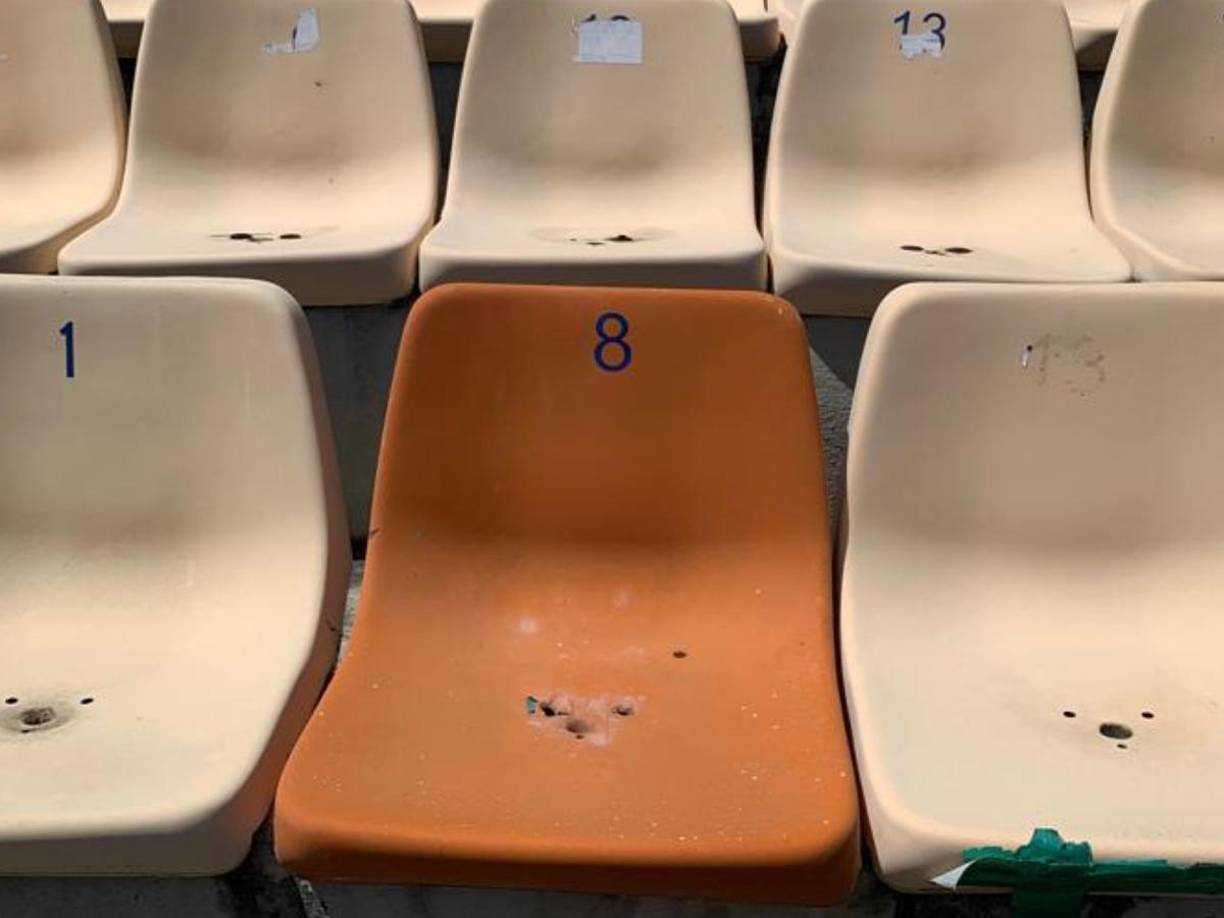 Algunas butacas del estadio lucen completamente deterioradas. 