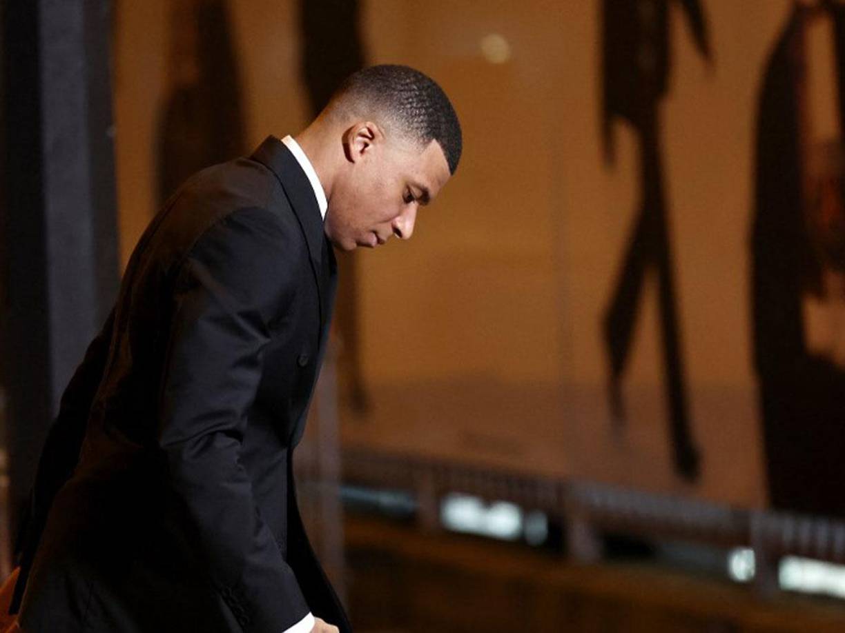 En ese momento, se pacta con el club revelar la noticia de que Kylian no seguirá en el PSG por medio de un comunicado que se remite a una serie de medios de comunicación concretos.