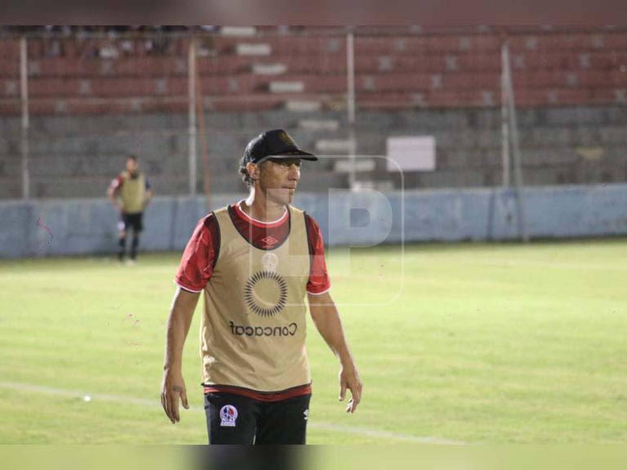 El entrenador Pedro Troglio evidenció su malestar con Eddie Hernández ya que el delantero del Olimpia dejó con diez al cuadro merengue.