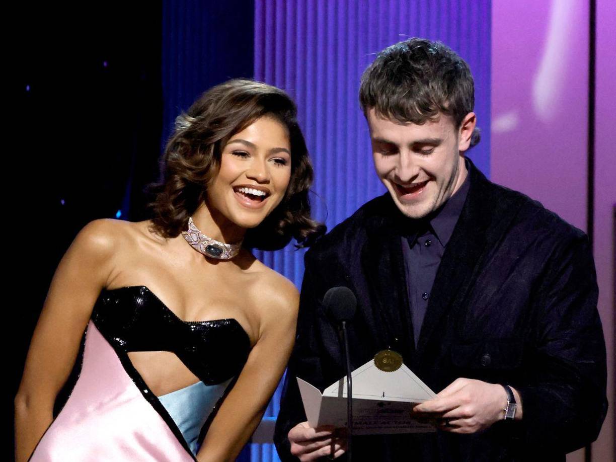 La prenda se trató de un art déco de<i> “Armani Privé” </i>que también combinó con despampanantes joyas de diamantes, incluida una gargantilla con esmeraldas de <i>Bvlgari</i>.