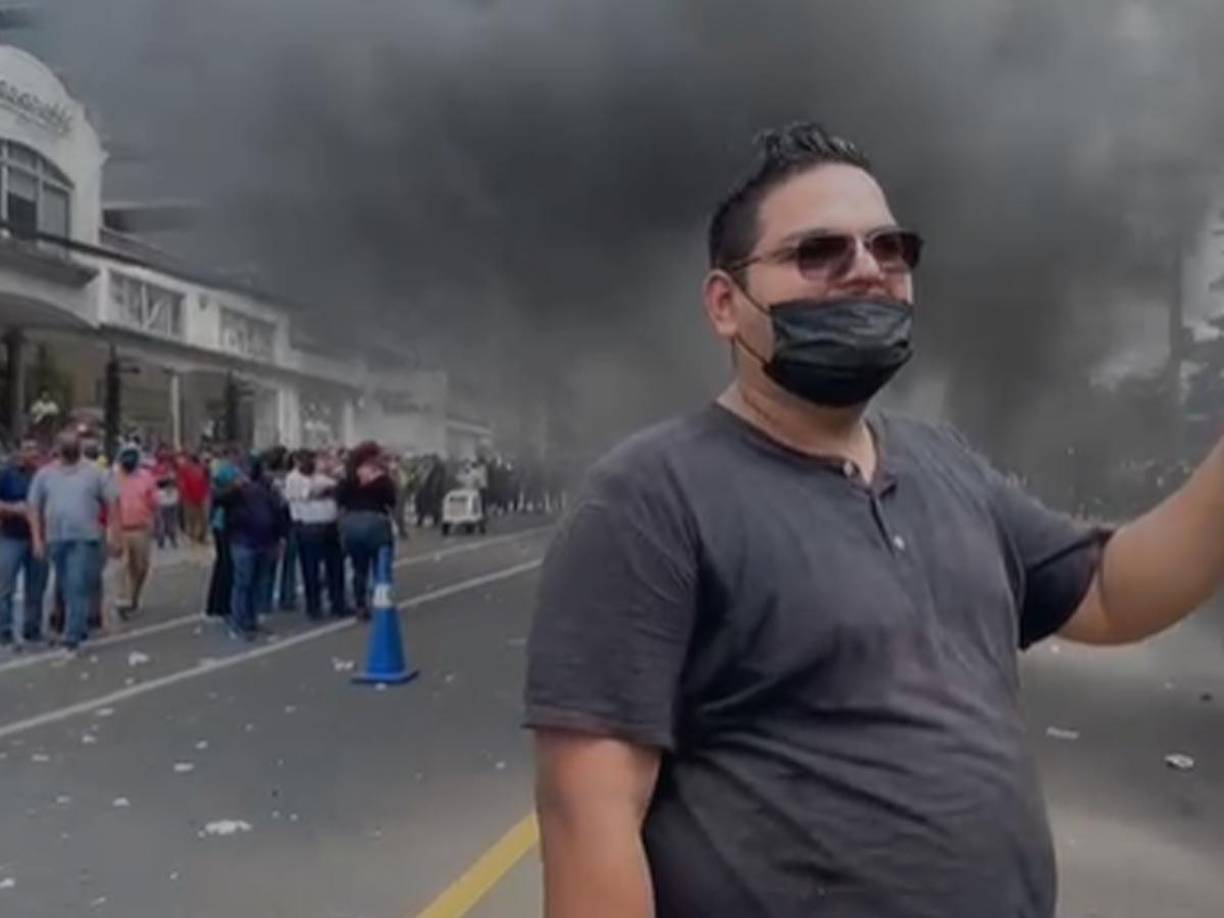 En la entrada de Casa Presidencial quemaron llantas para exigir ser atendidos.