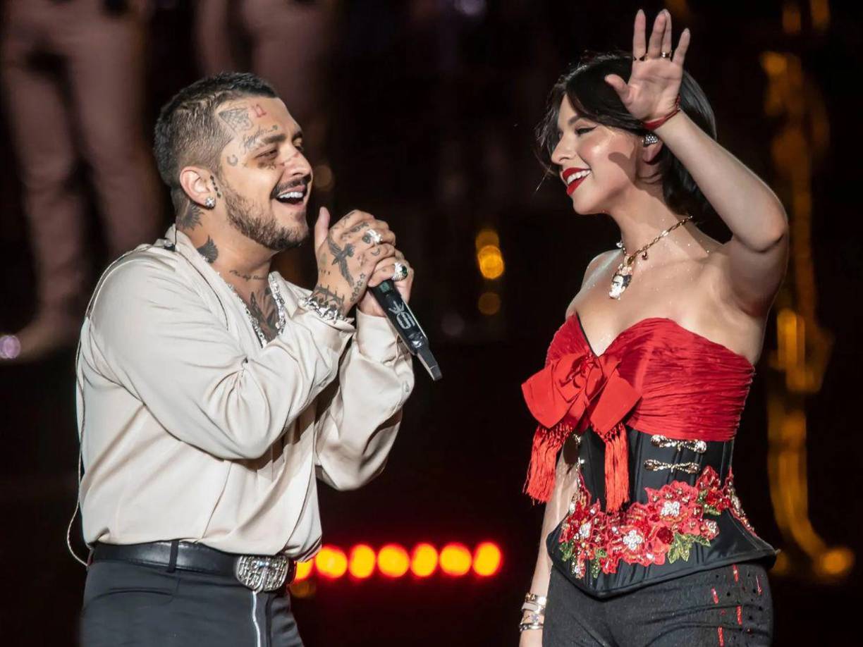 Sin embargo, y a pesar de las circunstancias, la pareja ha seguido adelante y defendiendo su amor por todo lo alto. De hecho, durante las recientes fiestas de fin de año, se les vio de lo más unidos y felices, al lado de la familia de ella. 