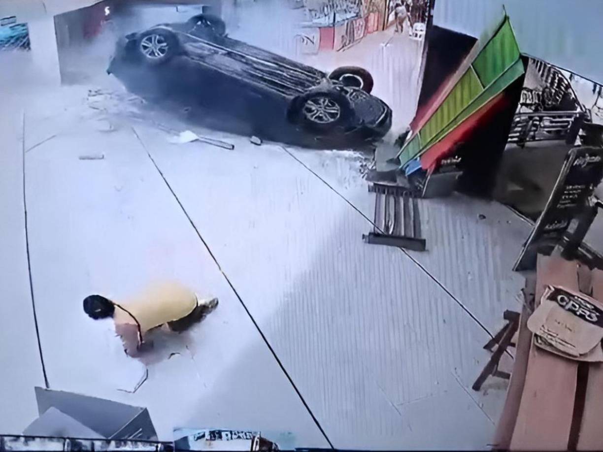 Las redes sociales hicieron viral el trágico accidente en donde el pasado 6 de noviembre un conductor descontrolado cayó junto a su auto desde el segundo piso de un centro comercial en Santo Domingo, República Dominicana, dejando a cuatro personas heridas.