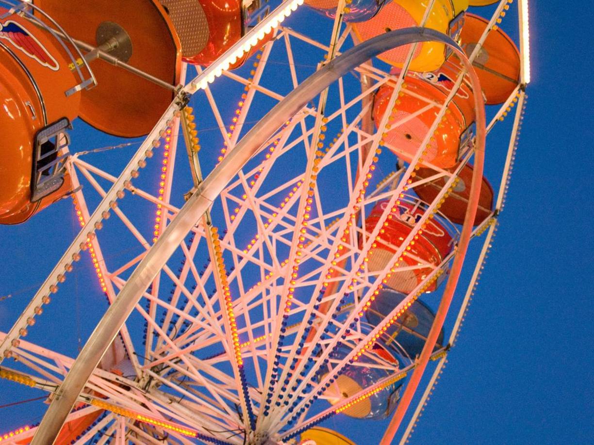 La víctima, identificada como Anuradha Katheria, estaba disfrutando del paseo junto a otros niños cuando su cabello se atascó en la barra superior de la atracción. 