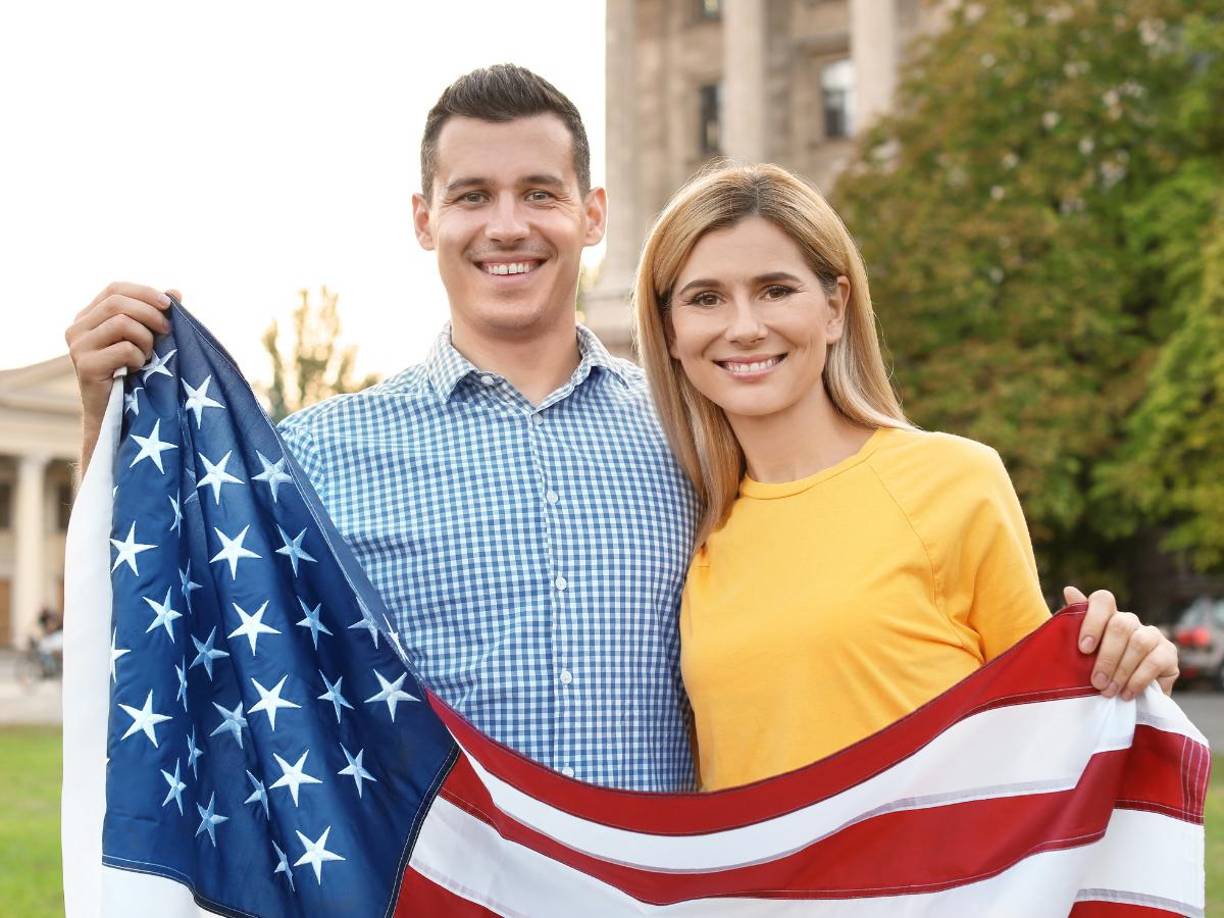 Al casarse con un ciudadano estadounidense podrás obtener con mayor facilidad la Ciudadanía Americana en Estados Unidos, sin embargo, se deben de cumplir ciertos requisitos.