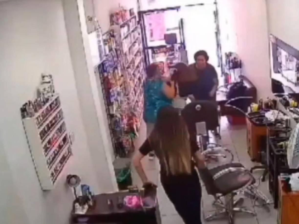 Tras el hecho, Luiz escapó en un vehículo estacionado en una calle lateral, según testigos, el crimen motivado por el rechazo de su expareja.