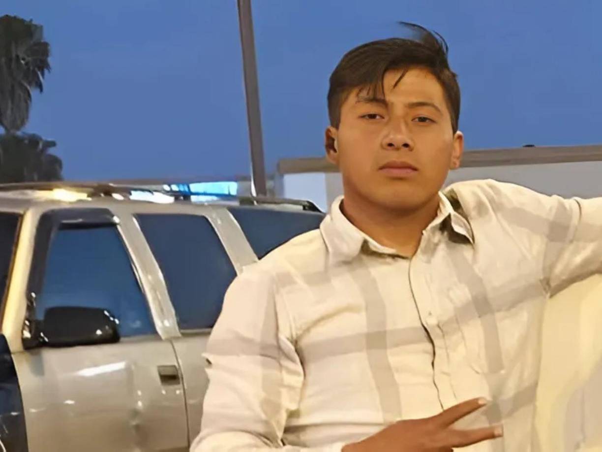 Los equipos de emergencia acudieron al lugar tras recibir el aviso y encontraron al joven suspendido cabeza abajo en un árbol. 