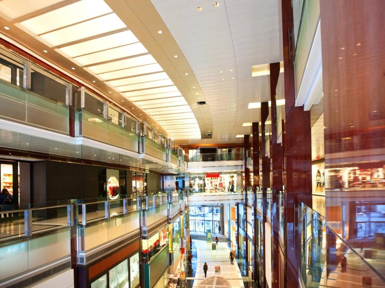 El incidente aconteció alrededor de las 11:45 de la mañana, la niña estaba acompañada de sus padres, quien habían llegado a comprar decoraciones navideñas.