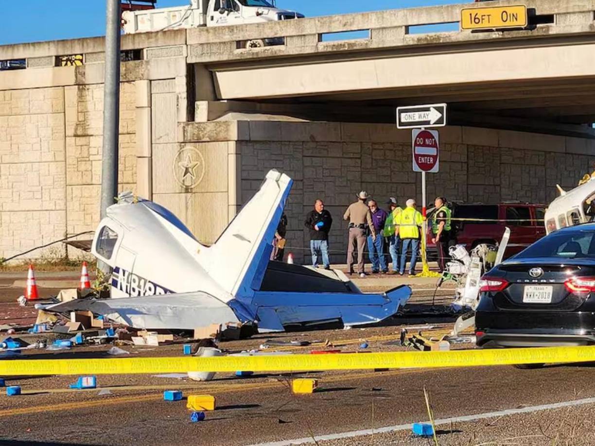 Un aterrizaje de emergencia terminó en tragedia cuando una avioneta colisionó con tres vehículos en una autopista de Victoria, Texas. 