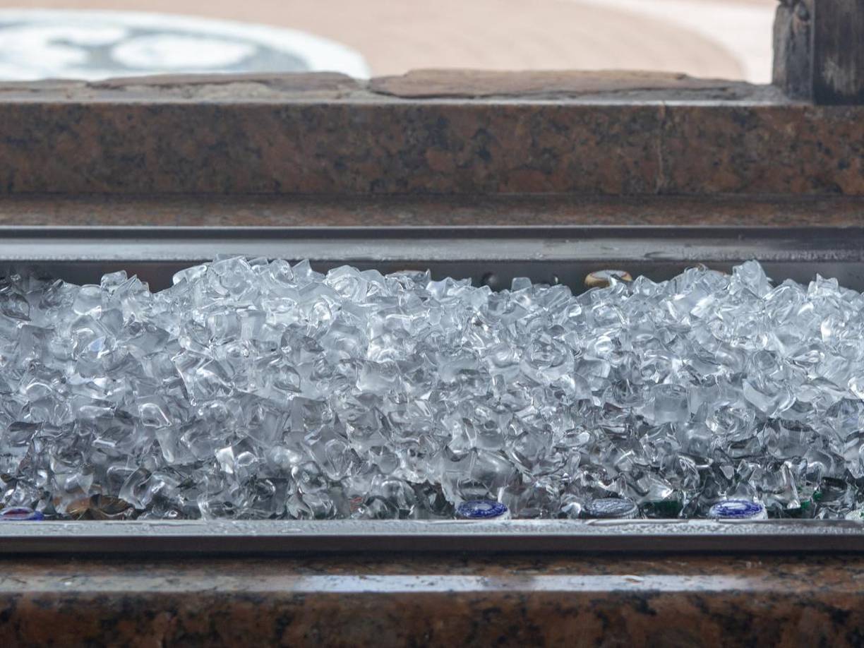 Asimismo, dieron a conocer que mantenían al menor encadenado a su cama, lo obligaban a tomar baños helados y lo alimentaban únicamente con salsa picante como castigo.